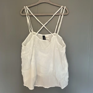 Linne topp - Säljer denna jätte fina ribbade linne topp ifrån hm som är jättefint korsad i ryggen