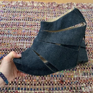 Super snygga kilklackar  - Säljer dessa coola kilklackar! De är i jeans material och har så snygg modell! 