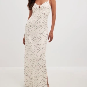 Maxiklänning  - Helt ny och oanvänd slutsåld klänning från Jazmin Azizams kollektion tillsammans med NaKD. Prislappen sitter kvar. 