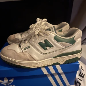 New Balance 550 - New Balance 550. Bara lite smutsiga. Pris: 1500 Size: 46