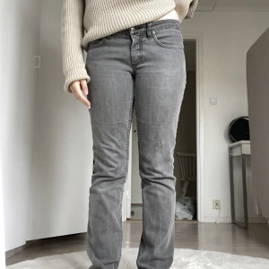 Lågmidjade acne jeans - Grå lågmidjade acne jeans i stl 29x34, 400+frakt