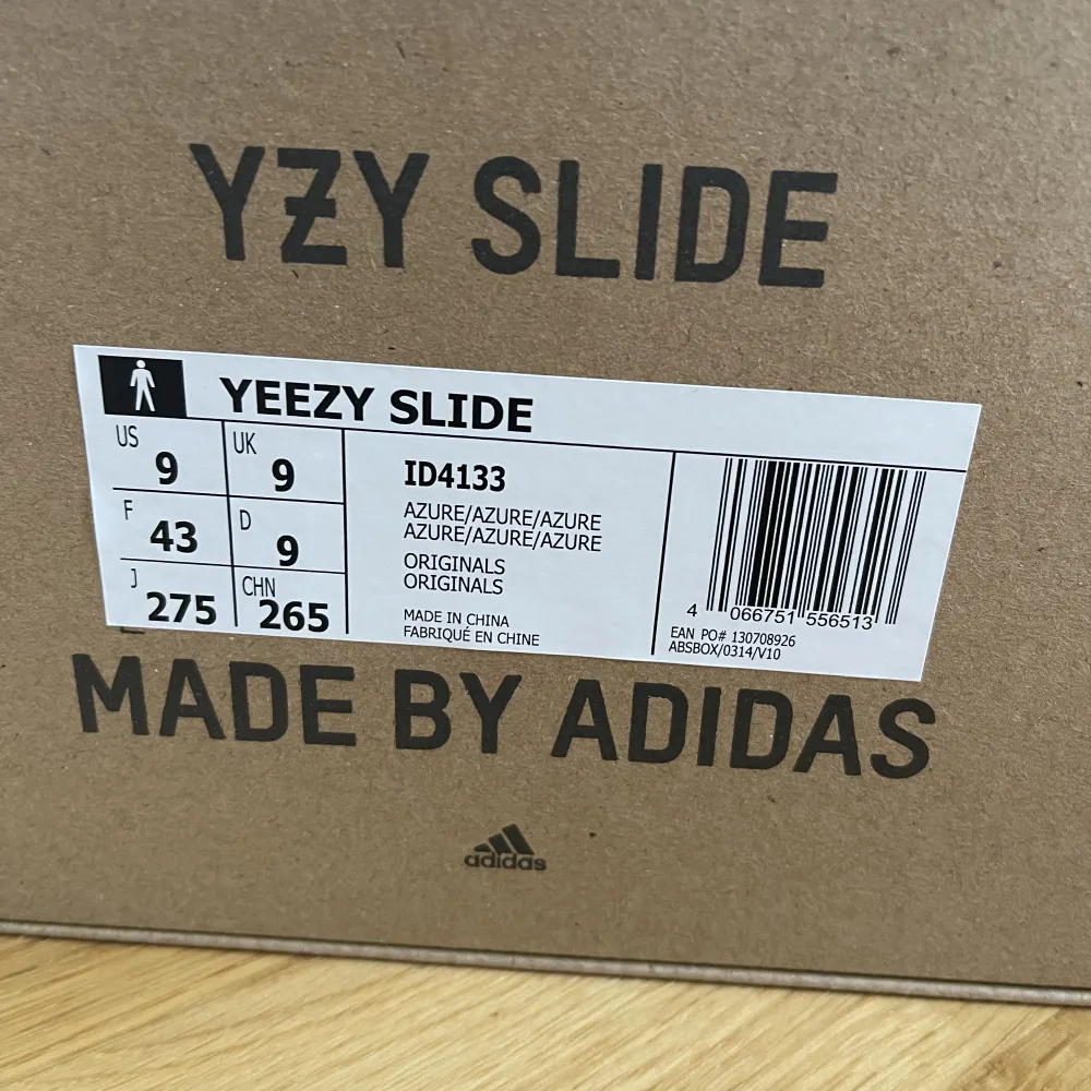 Helt nya Yeezy Slide Azure i storlek 43 (passar 41/42) säljes. Inköpta via Adidas CONFIRMED och digitalt kvitto finns.  Hämtas i Örnsköldsvik eller skickas på köparens bekostnad.. Skor.