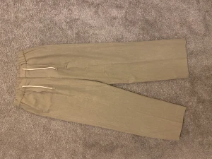 Kostym byxor - säljer mina kostym byxor från asos i strl 30/30 men passar snarare dig som har 30/32 eller 30/34. byxorna är ganska vida längst ner och dem är knappt använda och i väldigt bra skick. 