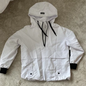 Jacka - Supercool jacka som är vindtät och vattentät. Inga stora defekter förutom en aning smutsig på fåtal ställen. Kan även användas vid skid/snowboard åkning!