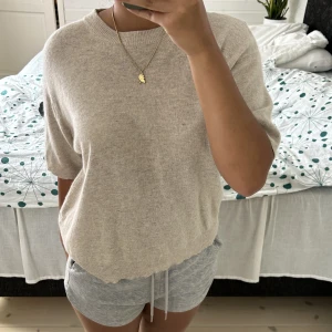 Stickad t shirt - As fin beige stickad kortärmad tröja! Inga defekter i perfekt skick 💕 ”Köp nu” vid snabb affär