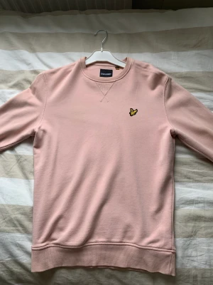 Lyle & Scott Tröja - En rosa Lyle & Scott tröja perfekt till sommaren! Passformen är normal och storleken är S.