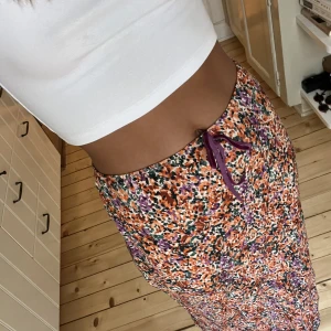 Somrig kjol från SET - Kjol i härligt mönster från SET.  Köpt på Kadewe i Berlin. Nypris 1000kr 