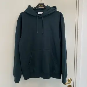 Fin mörkgrön hoodie som inte kommit till användning. Den är ifrån weekday och prislappen sitter kvar