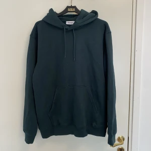 Mörkgrön hoodie - Fin mörkgrön hoodie som inte kommit till användning. Den är ifrån weekday och prislappen sitter kvar