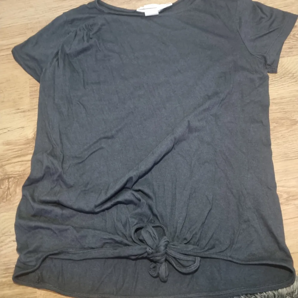 Storlek S, vanlig svart tunn t-shirt med små detaljer. T-shirts.