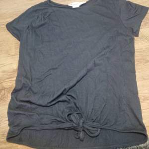 Storlek S, vanlig svart tunn t-shirt med små detaljer
