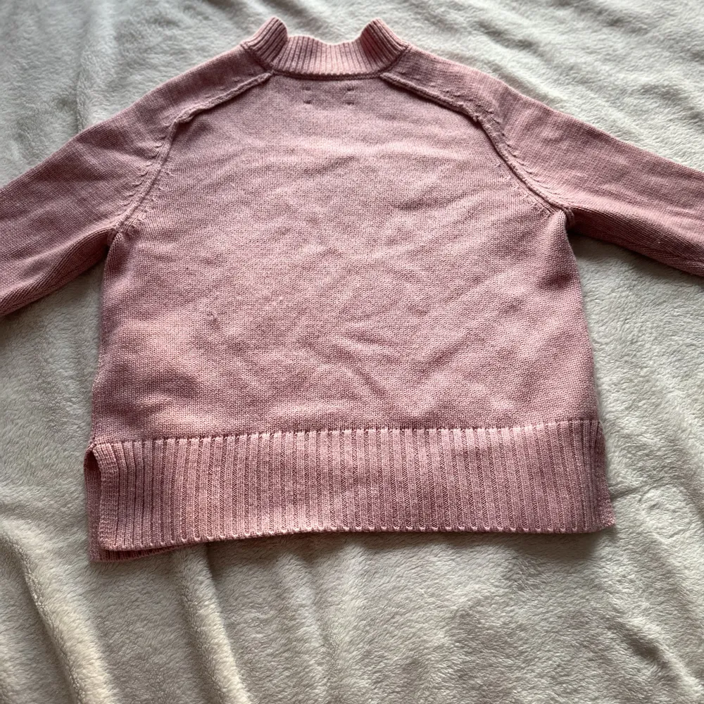 Nästan oanvänd super snygg stickad Zadig tröja som är perfekt för hösten. Den har inga fläckar eller hål och är som ny, super sjön och jätte fin rosa färg med mer än 1000kr billigare från original priset. Stickat.
