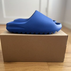 Yeezy tofflor  - Yeezy slides azure, helt nya och oanvända. Storlek: 43 