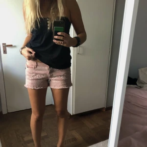 Lågmidjade rosa shorts - Asnajs lågmidjade rosa shorts med mönster. Frakt ingår inte