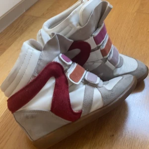 Isabel Marant skor - Väldigt unika Isabel marant liknande skor! Tror inte att de är äkta utan liknande men fortfarande fina💕Priset kan diskuteras.