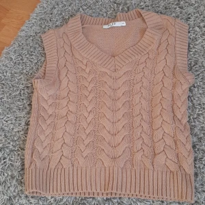 Stickad väst - Orginal pris är 350kr