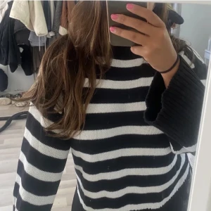 Stickad randig tröja  - Stickad randig tröja från Gina med vida ärmar🐻💗(lånade bilder), oanvänd 