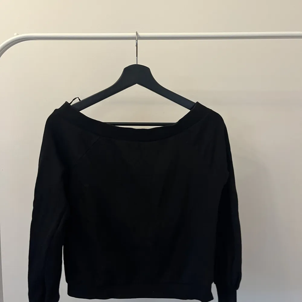 Svart jättefin offshoulder sweatshirt från Gina Tricot  Storlek S Använd max 5 gånger. Tröjor & Koftor.