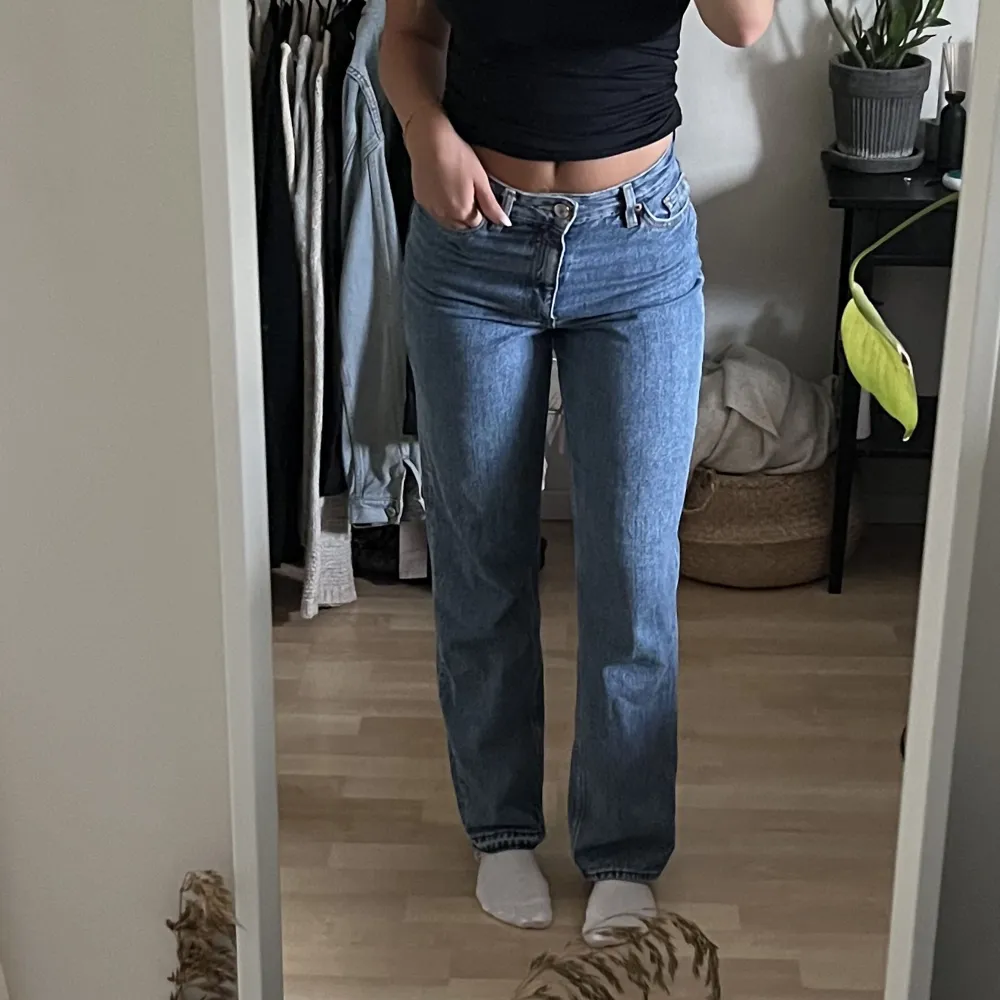 Ett par super sköna o mjuka jeans från monki modellen taiki i storlek 24. Jag har sprettat upp byxorna längst ner för att de ska bli längre. Jeansen är i bra skick och har inga defekter. Jeans & Byxor.