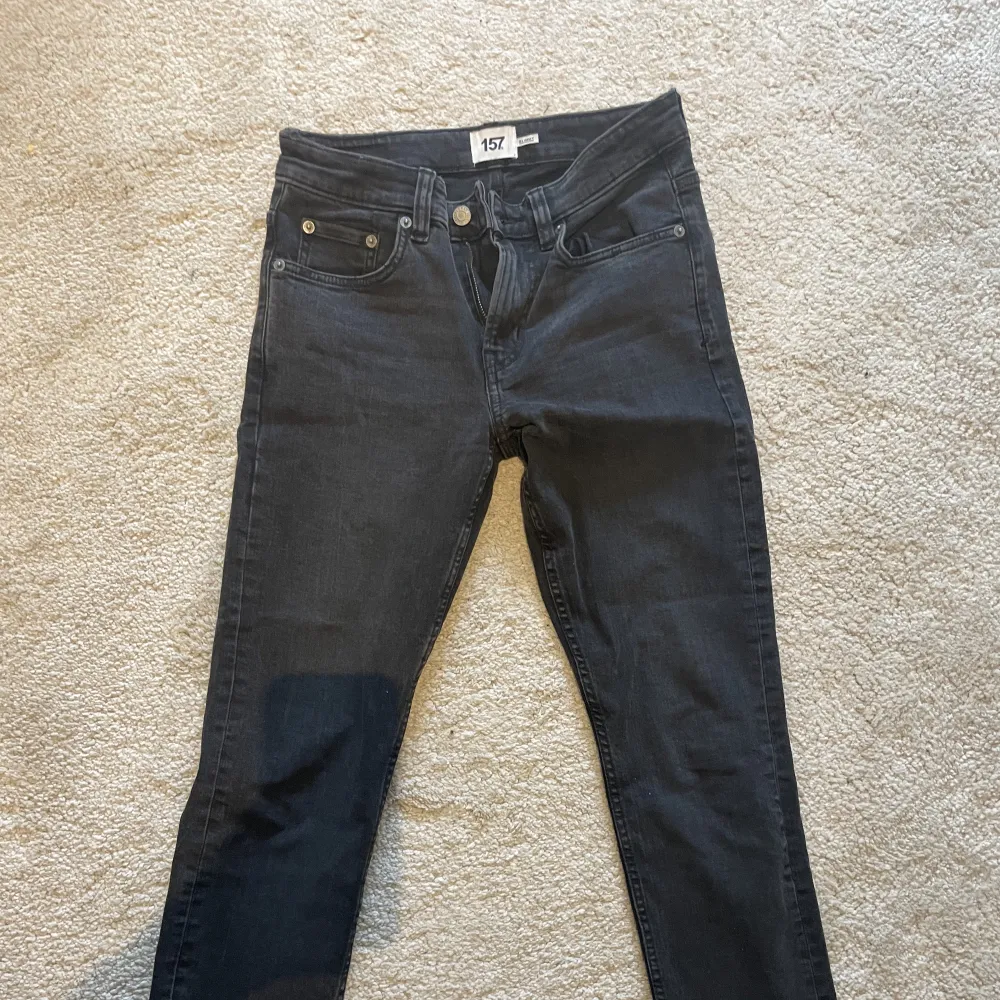 Ett par low/mid waisted svarta jeans från lager 157 som är lite slim i modellen⭐️⭐️⭐️. Jeans & Byxor.
