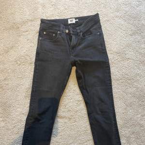 Ett par low/mid waisted svarta jeans från lager 157 som är lite slim i modellen⭐️⭐️⭐️