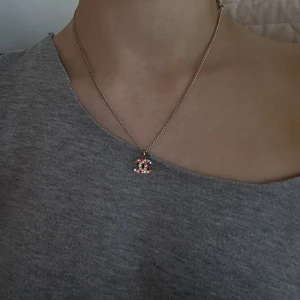 Chanel rinestone halsband😍 - Ett super fint chanel halsband köpt från the vintage bar💕har självklart äkthetsbevis, säljer för ganska billigt pga att några rinestones har ramlat av på baksidan av halsbandet❣️men det syns inte när du har på dig det! Har fler bilder om det behövs🥰