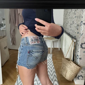 DÖ SNYGGA JEANSSHORTS - Lågmidjade jeans shorts från replay!! Så så snygga🤩😭mått och fler bilder kom priv 