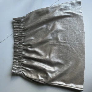 Guldig kjol från Zara - Superfin guld glittrig kjol med fickor på sidan, Strl M, i bra skick