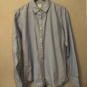 Blå skjorta - Superfin ny blå skjorta man kan ha över en klänning eller vanligt. Aldrig använd💞 Storlek XL men passar S om man vill ha oversize💞