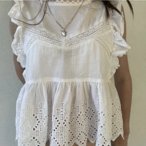 Zaratopp - Så fin Zaratopp med volanger och broderi ❤️ möts upp på Östermalm eller fraktar. 