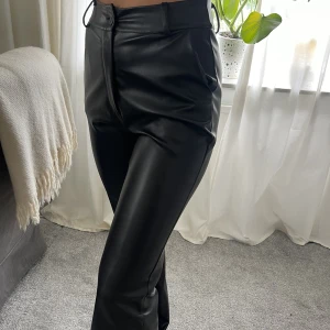 Skinnbyxor - Supersnygga skinnbyxor som är lite vida ner till!  