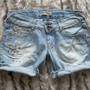 Zara jeansshorts med nitar - Korta jansshorts med nitar från Zara. Storlek 38. Observera att några nitar fallit bort.