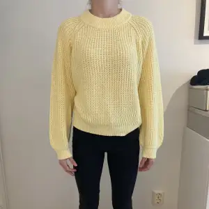 Super söt gul stickad tröja som har används få gånger. Passar perfekt nu i sommar eller till hösten. Skriv gärna för fler bilder eller funderingar💕💕