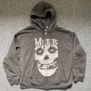 Zip up hoodie  - Tänkte sälja min misfits zipup hodie som jag fick men har aldrig använt, den är i nyskick och ja som sagt aldrig använd. 