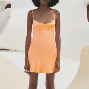 Klänning från zara - Orange satinklänning från zara med öppen rygg, storlek L men skulle säga att den passar s-m