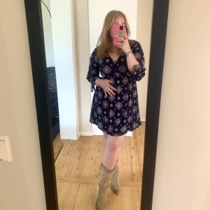Bohemisk klänning - Perfekt klänning till sommaren! Aldrig använd från Only 💘