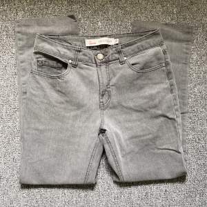 Tänkte sälja mina gråa jeans som inte passar mig. :) dom har inga defekter å är typ i ny skick. 