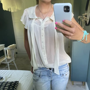 Blus - Så gullig blus köpt second hand, vet inte exakt storlek men skulle säga att den passar från xs till m🤗