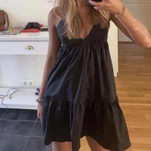 Svart zara klänning - Säljer denna populära zara klänningen!! (Första bilden är lånad). Använd 2 ggr!🌸