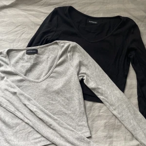 Toppar - 2-pack urringade toppar i grått och svart. Bra skick. 🧚