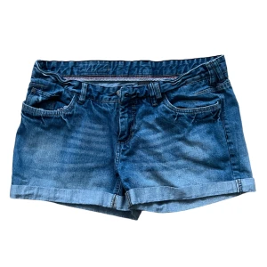Korta jeansshorts  - Korta jeansshorts, skick: 10/10 (känns nästan nya) Skriv om du har frågor eller vill se fler bilder!