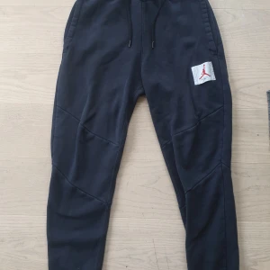 Jordan Mjukisbyxor - Svarta, schysta och bekväma jordan mjukisshorts. Använda men inga fläckar eller hål.