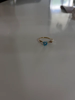 Ring - Säljer ringar med blommor i olika färg, hör av er vid önskemål om färg. En för 80kr 2 för 120kr💕