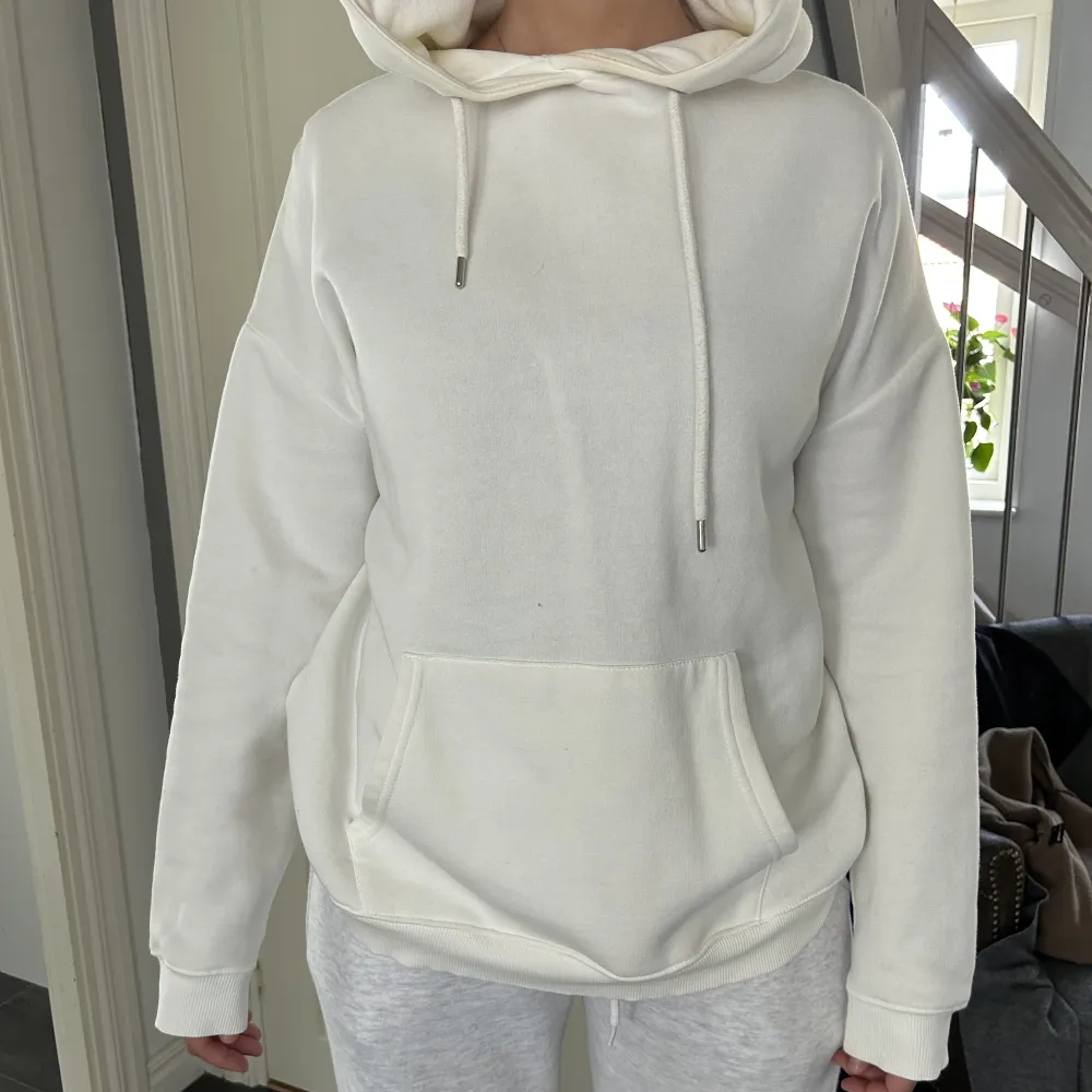 En vit oversized hoodie från Nelly. Tröjor & Koftor.