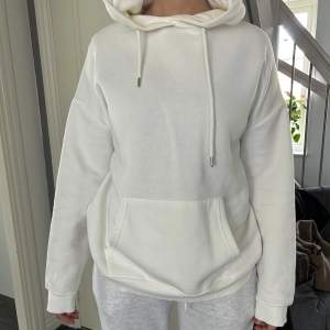 En vit oversized hoodie från Nelly