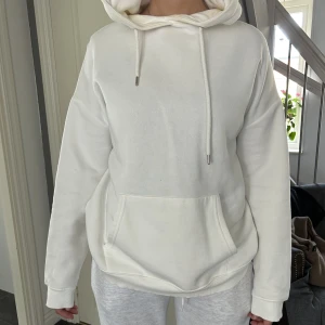 Vit oversized hoodie - En vit oversized hoodie från Nelly