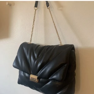 Axelbands väska - Från zara sparsamt använd💓