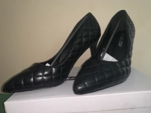 Svarta Klackskor  - Oanvända klackskor i storlek 39, säljes då det inte finns plats i garderoben längre 