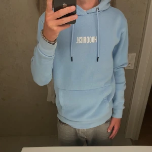 Hoodrich hoddie - Säljer nu min Hoodrich hoodie som jag köpte från JD sports. Den har inte använts mycket och har ett mycket bra skick. Nypris på hoddien var 800kr. Skriv vid några funderingar.