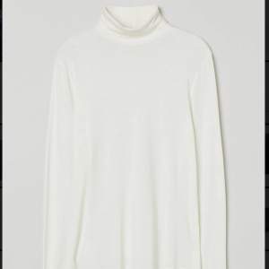 En vit polo tröja från H&M 50kr+frakt Använd fåtal gånger